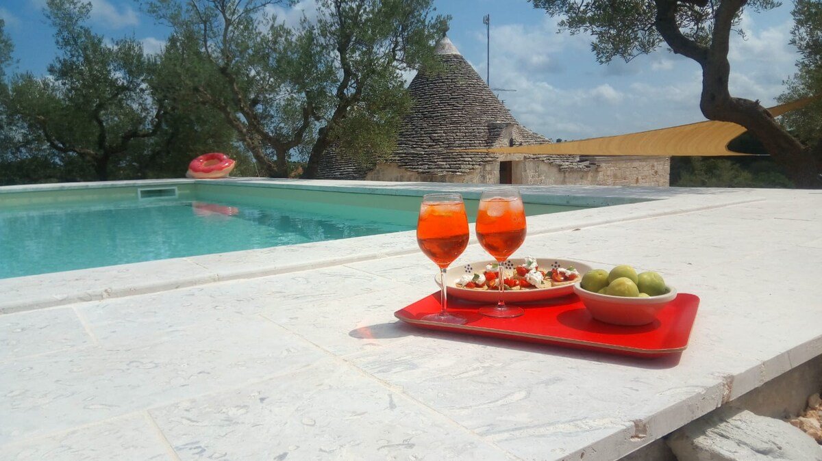 Trullo Fior di Ciliegio panoramico con piscina. gallery image 5