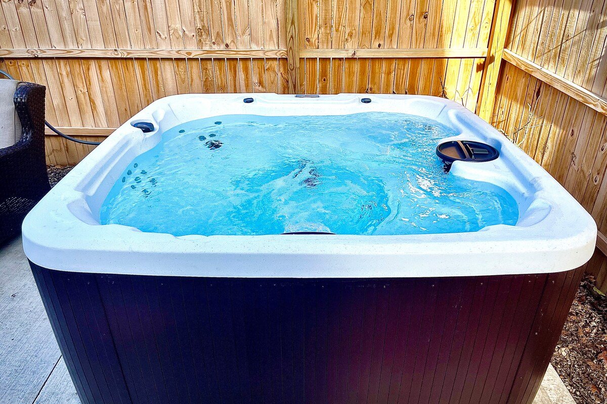 Entire Grandview Quad w/ Hot Tub gallery image 3