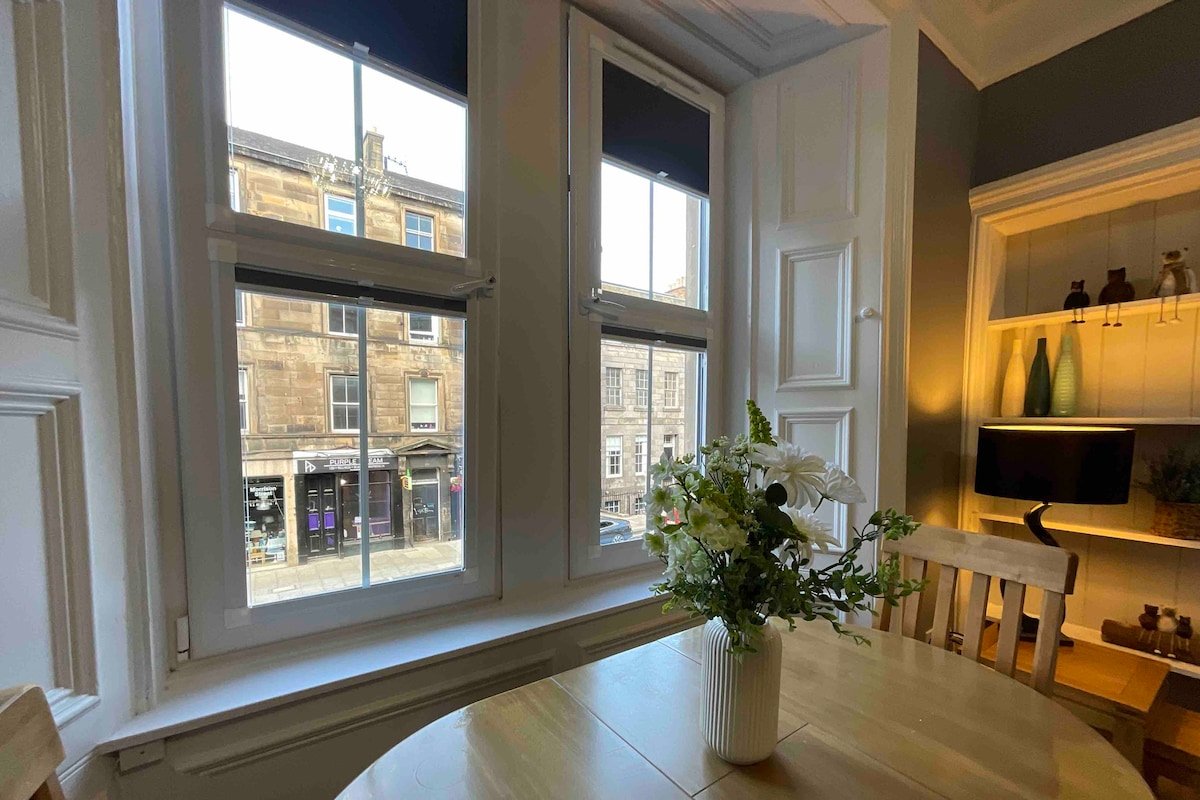 Central Edinburgh 3 double bedrooms 2 shower rooms gallery image 4