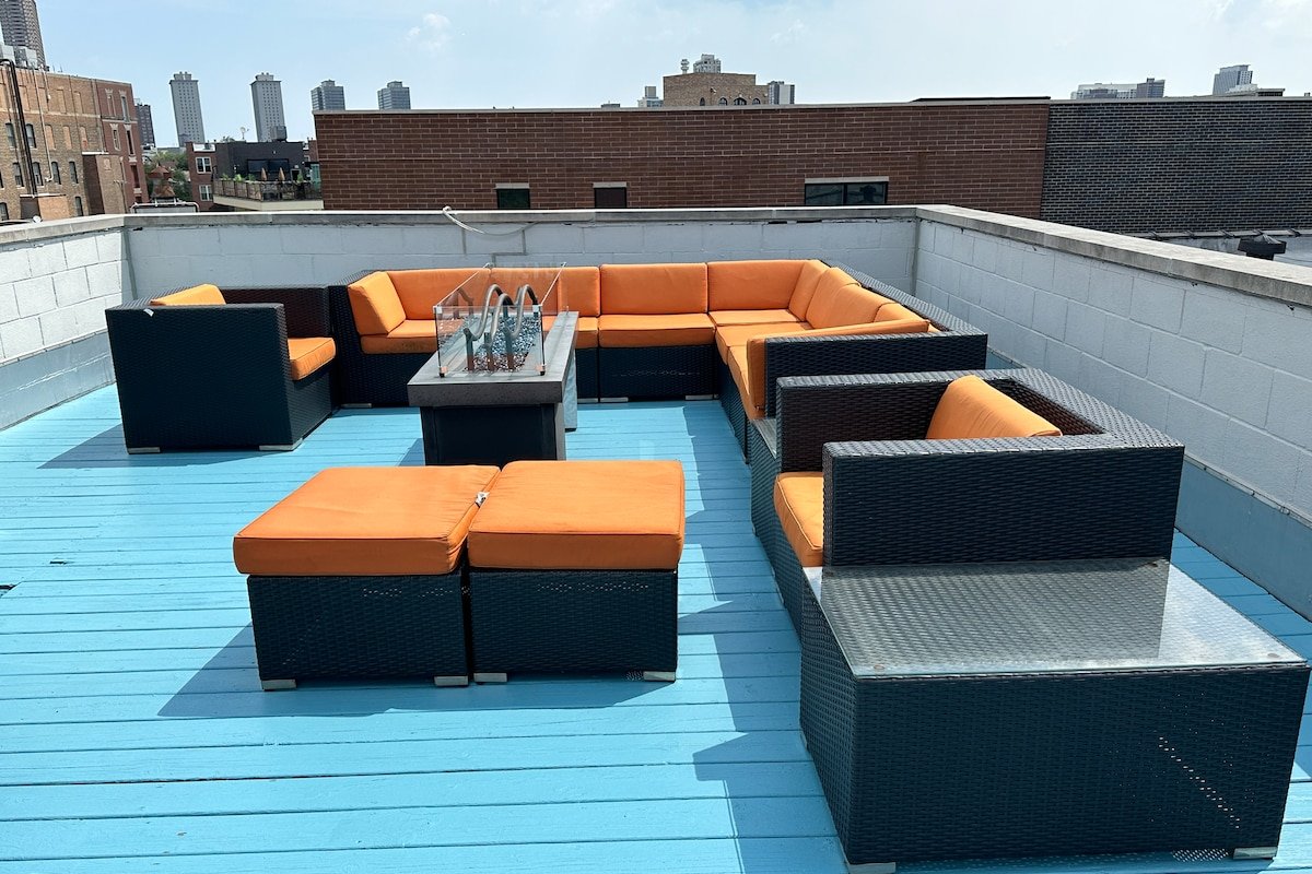 Wrigley Penthouse w/Private Roof Deck and Parking gallery image 5