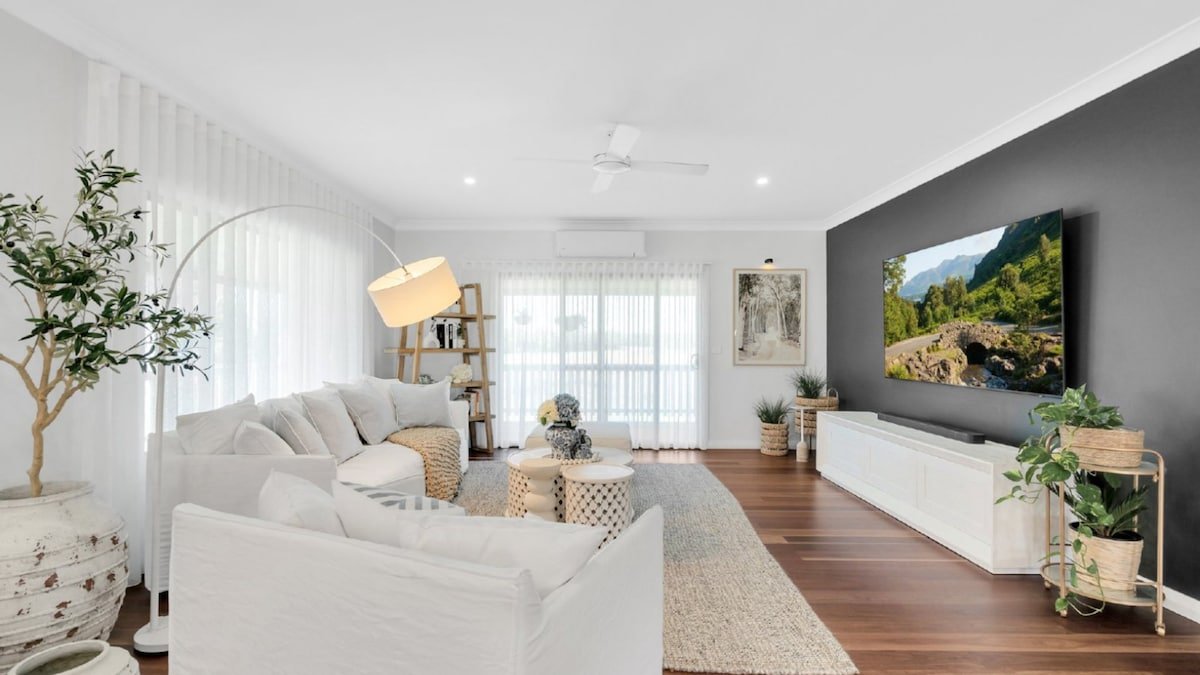 Three Galahs – Sleeps 8 Luxe Riverside Retreat gallery image 2