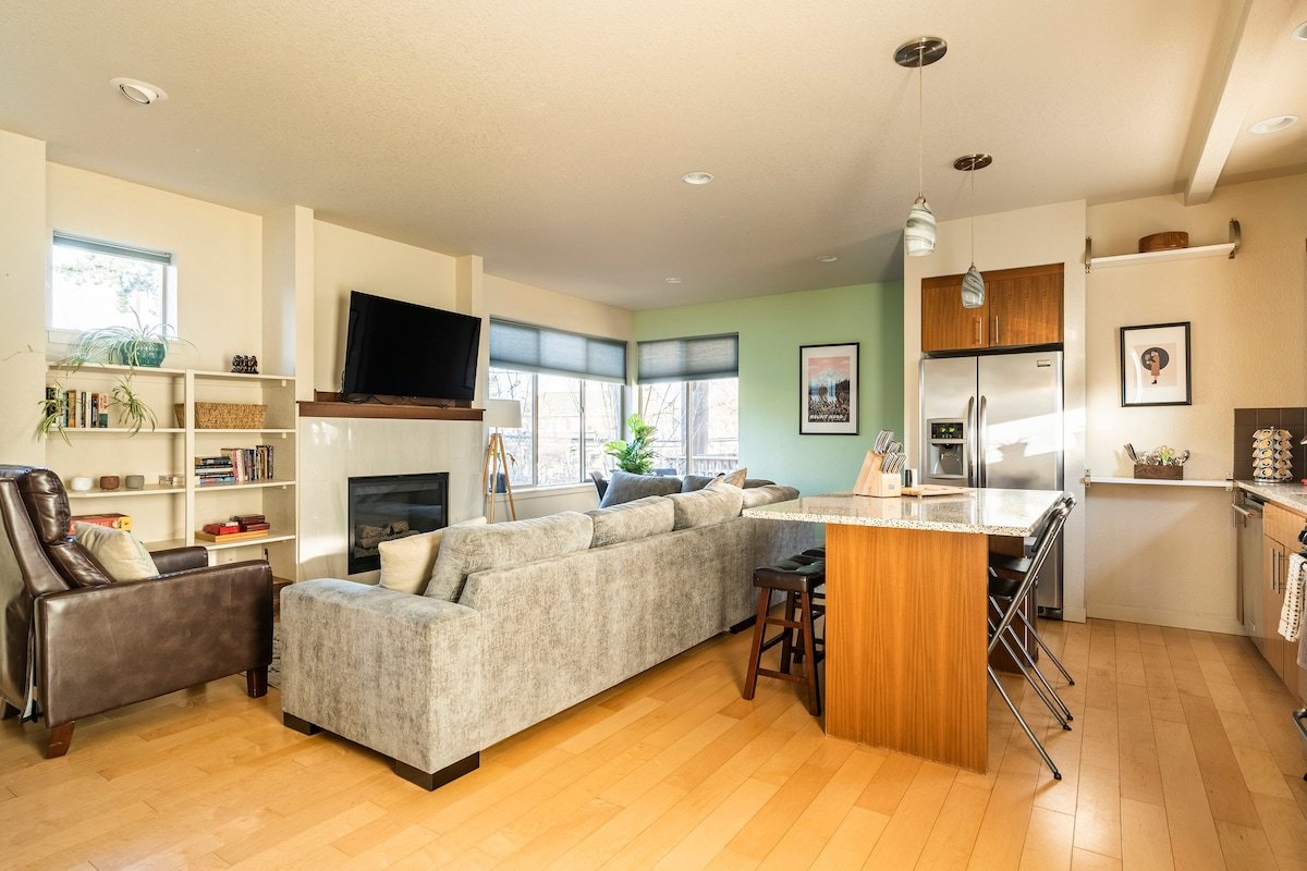 Modern 3BR – Walk to Alberta Eats & Coffee gallery image 2