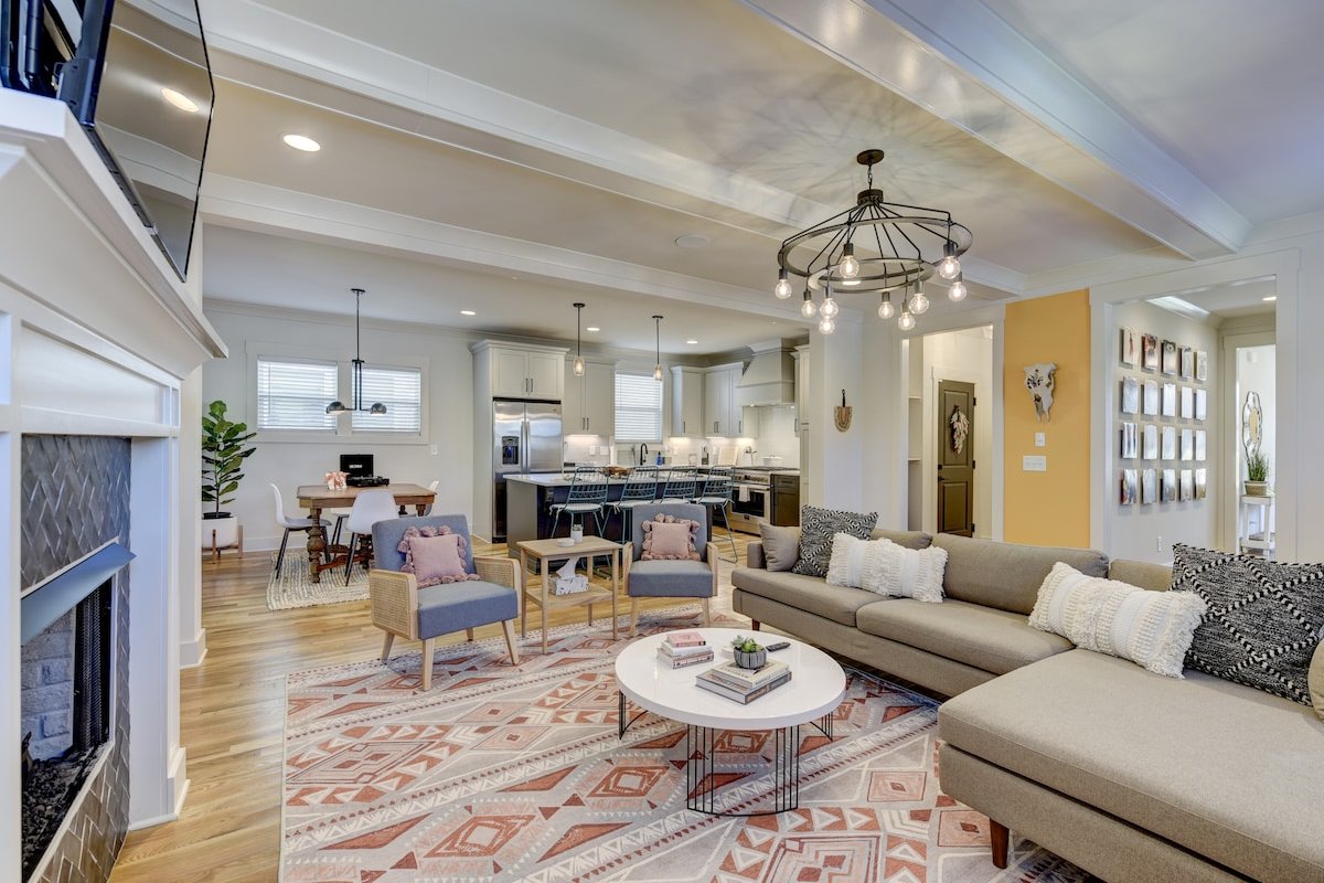 East Nashville Charmer – The Dolly Llama gallery image 3