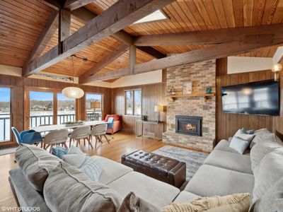 Cedar Lake getaway w/sauna – cozy fireplace!