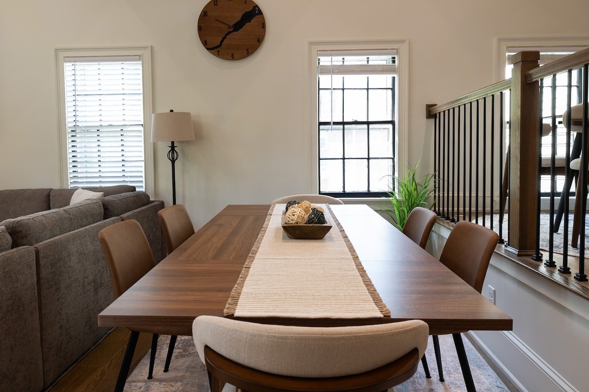 Huge 6BR 3Bath Retreat on College Hill. Rare Find! gallery image 4