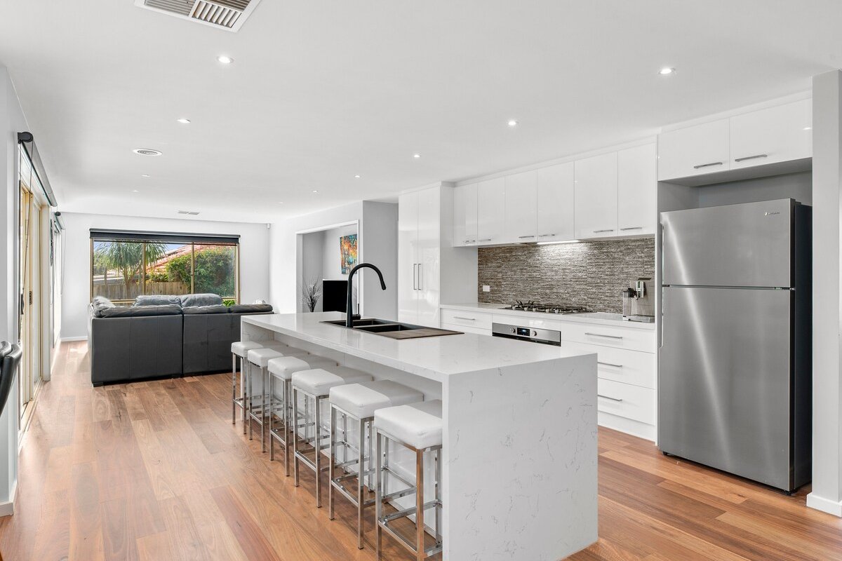 KINGSTON DOWNS sleeps 17, 5 BEDROOMS & 2 BATHROOMS gallery image 3