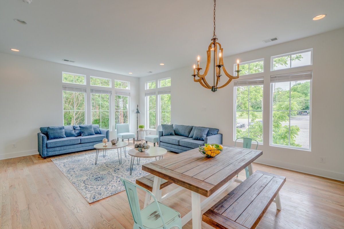 Movie Theater Rooftop Views 2 units Luxury Retreat gallery image 4