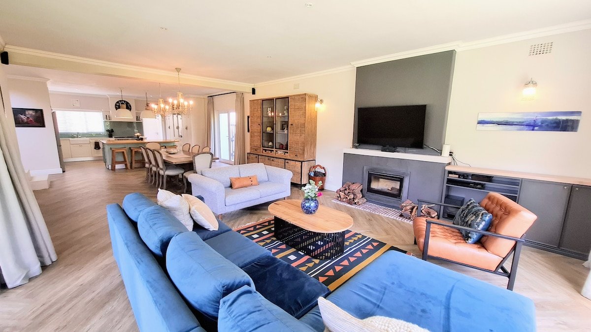 Luxury 5 bedroom Home + Pool & Fives Soccer pitch gallery image 4