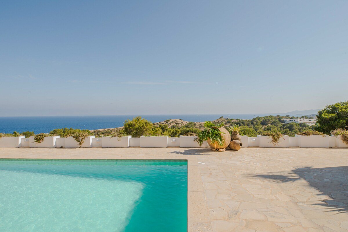 Sea views- salt-water pool- gym- BBQ- home cinema gallery image 3