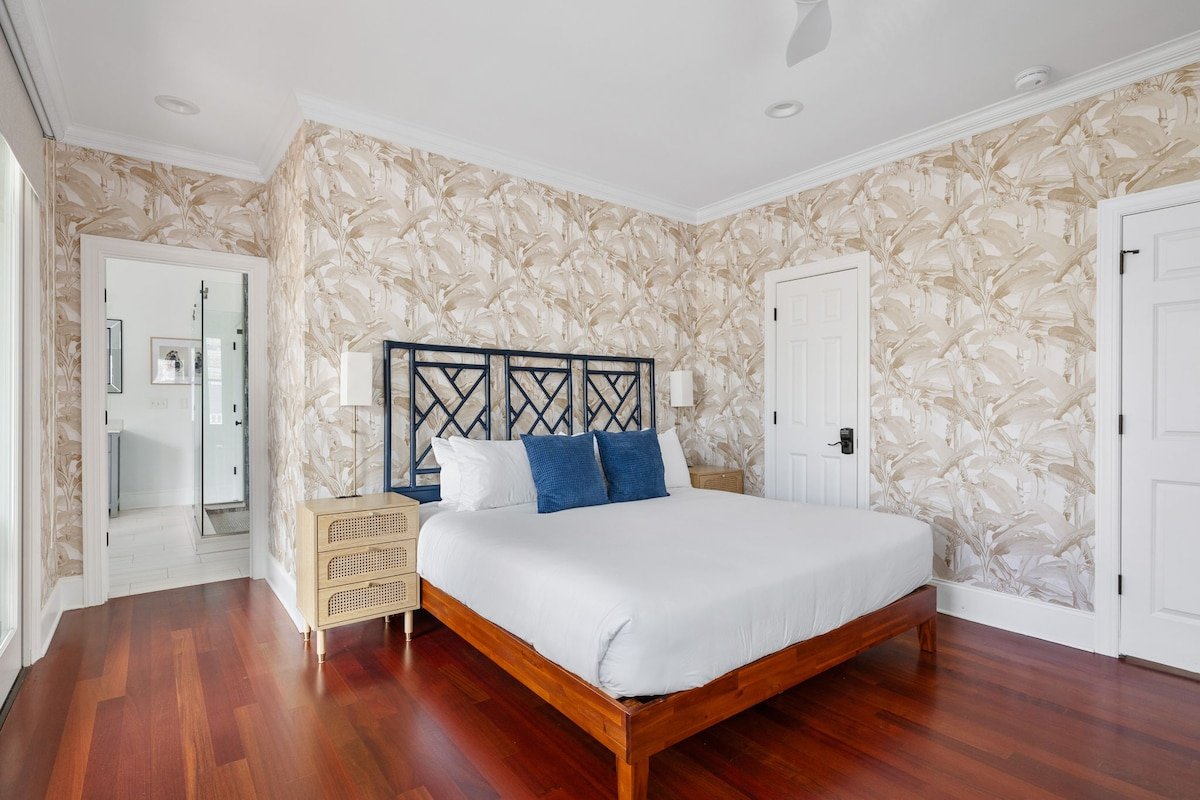 NEW! Steps to Beach! Heated Pool Elevator gallery image 3