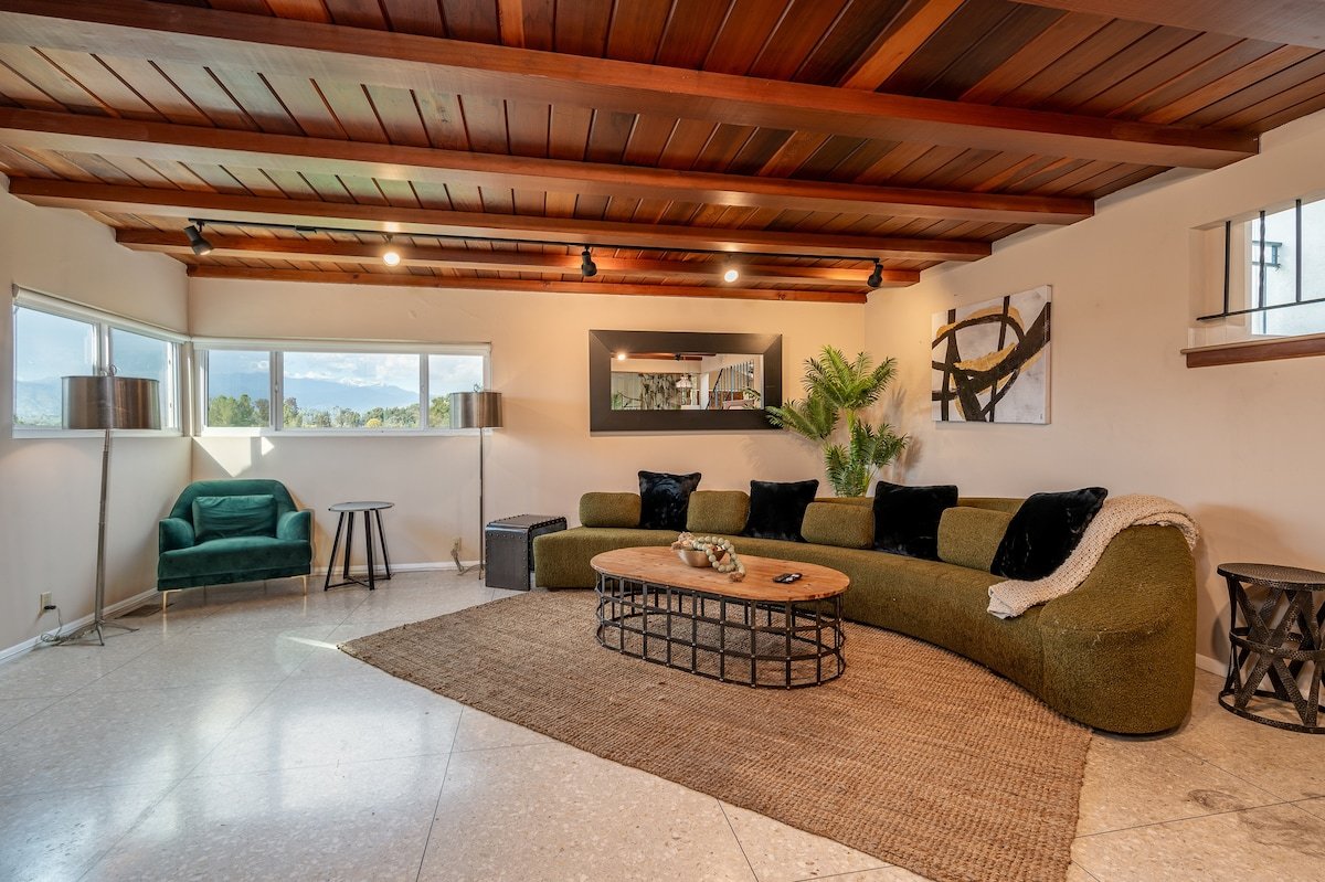 Spectacular mansion with amazing views gallery image 5