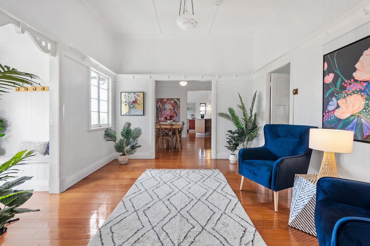 Charming 5BR Family Home w/Pool 10min from Airport gallery image 5