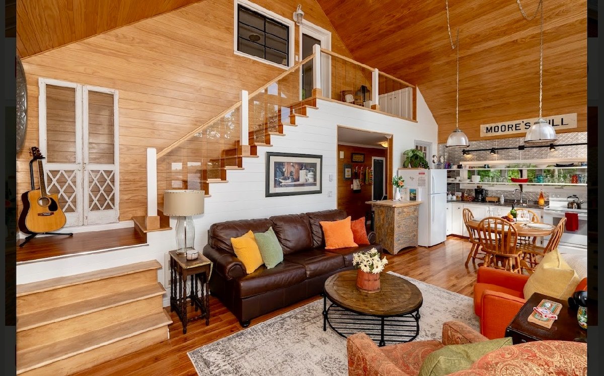 Love The Cottage/King beds/Hot tub under the stars gallery image 4