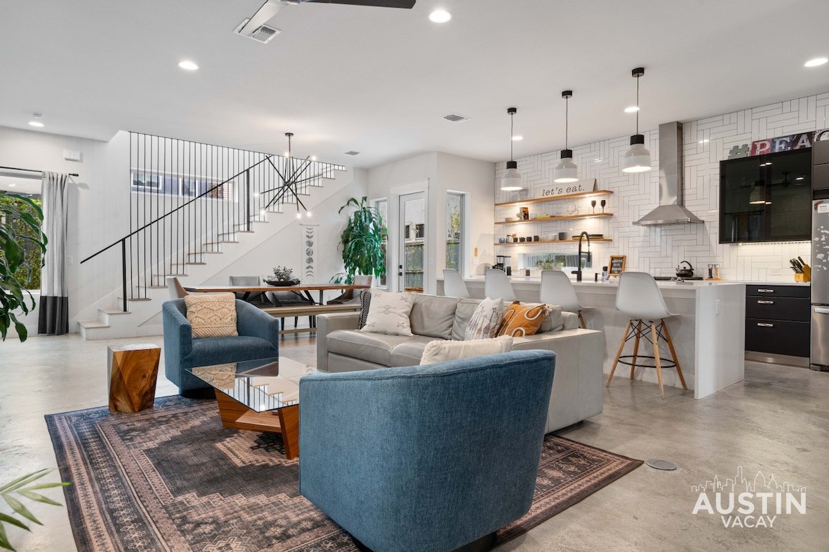 Picture-Perfect + Trendy Vibes Minutes From Rainey gallery image 2