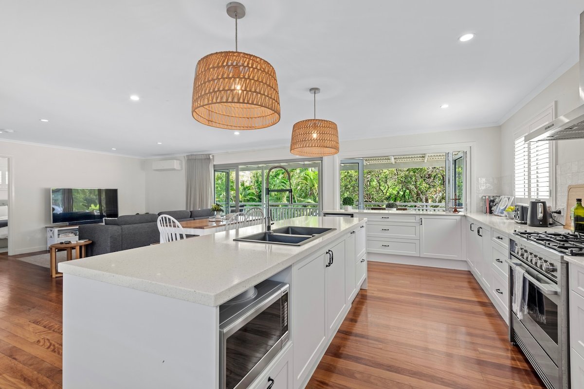 A Family Affair ~ 4 Bed/2.5 Bath/ 3 Car / Pool! gallery image 5