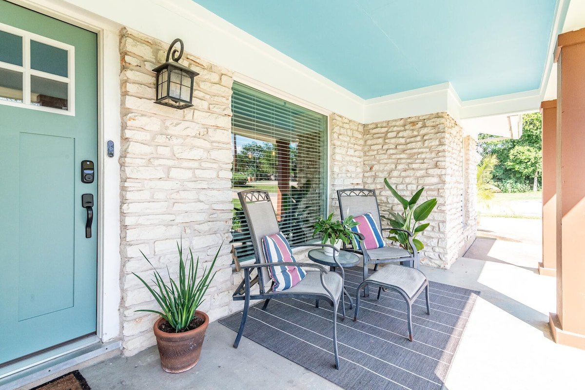 Private POOL South ATX 3 b 2.5 ba 6 mi to DT gallery image 4