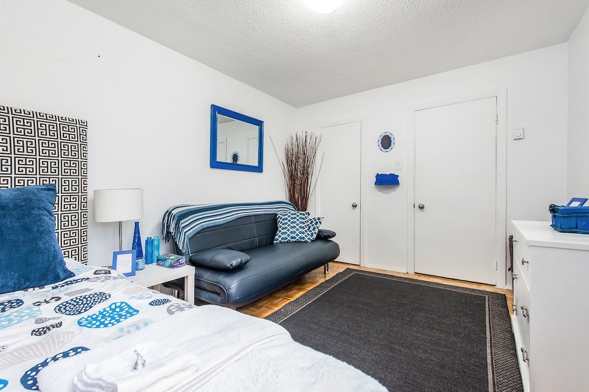 DOWNTOWN VIP MONTREAL , GOOD VALUE ,GREAT DECOR I gallery image 3