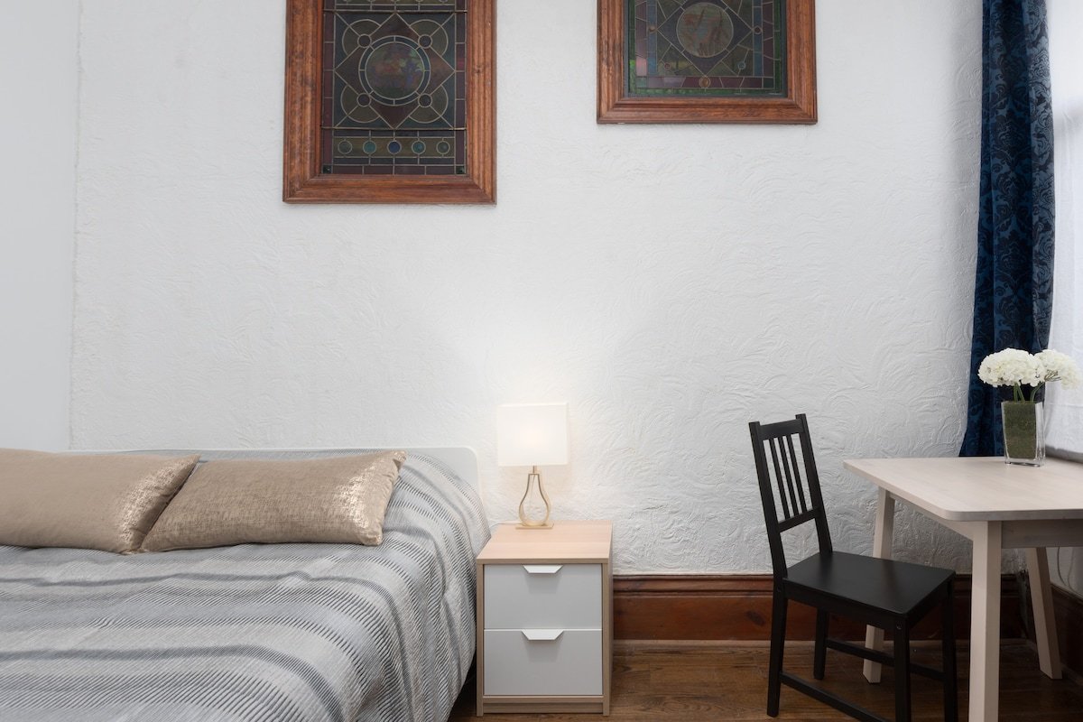 6 Bdrm + 5 Bthrm Heritage Home -Ideal for Students gallery image 5