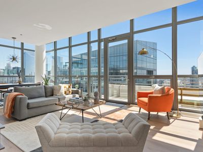 Spacious Penthouse Trio + Skyline Views for Groups