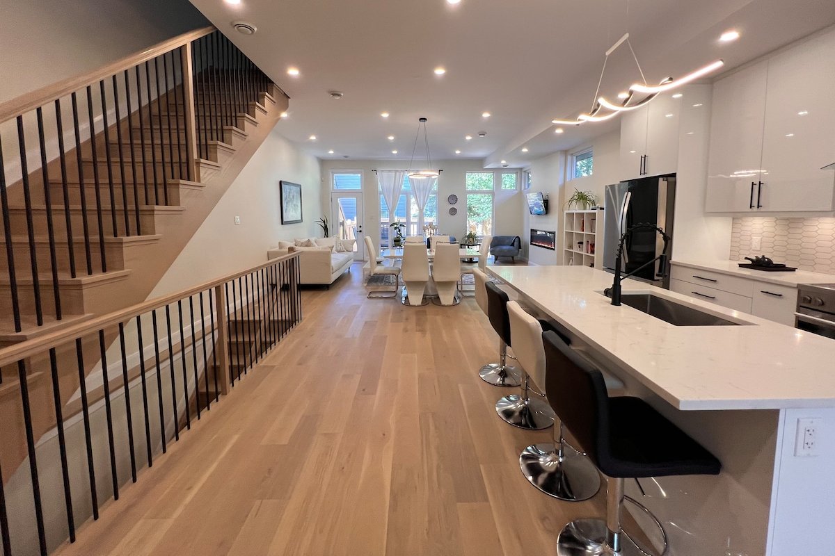 Modern 2023 Home in Ottawa — Sleeps 8 gallery image 2