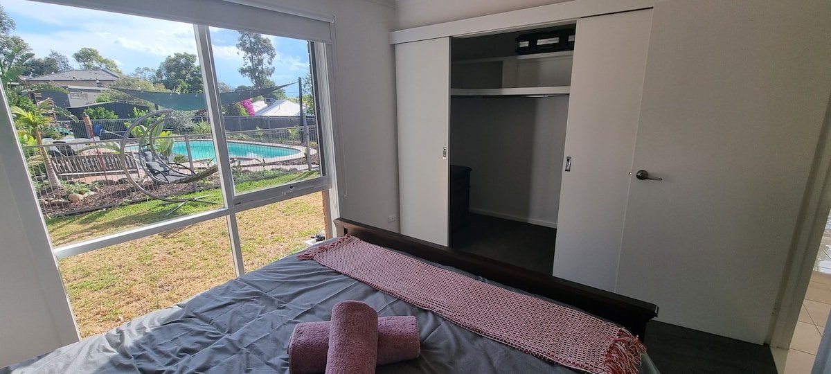 Beautiful 4 bedroom home with pool, spa, billiards gallery image 3