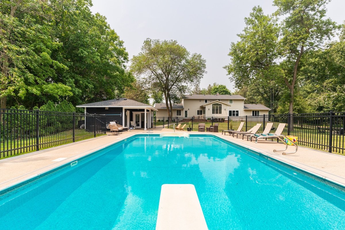 Pool, sauna, pickle ball & privacy. Sleeps 18. gallery image 2