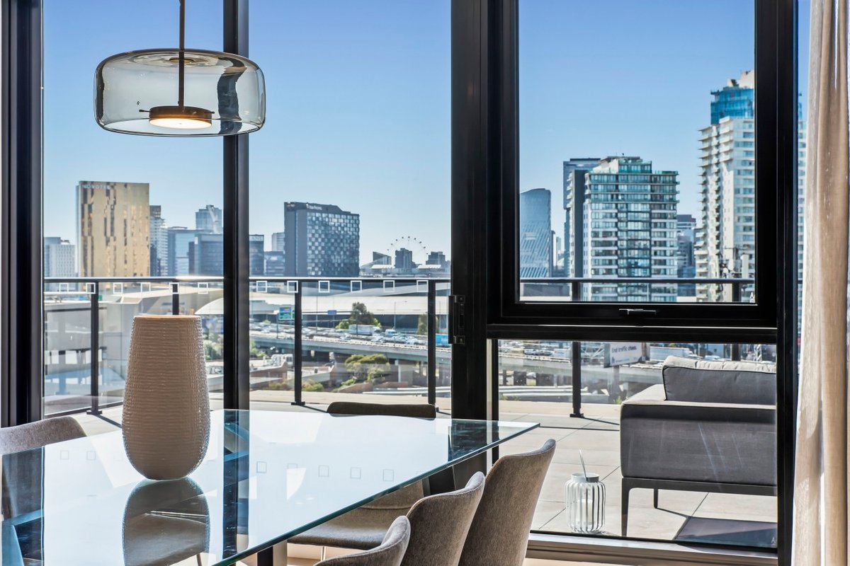 Spectacular Penthouse with City and Bay Views 901