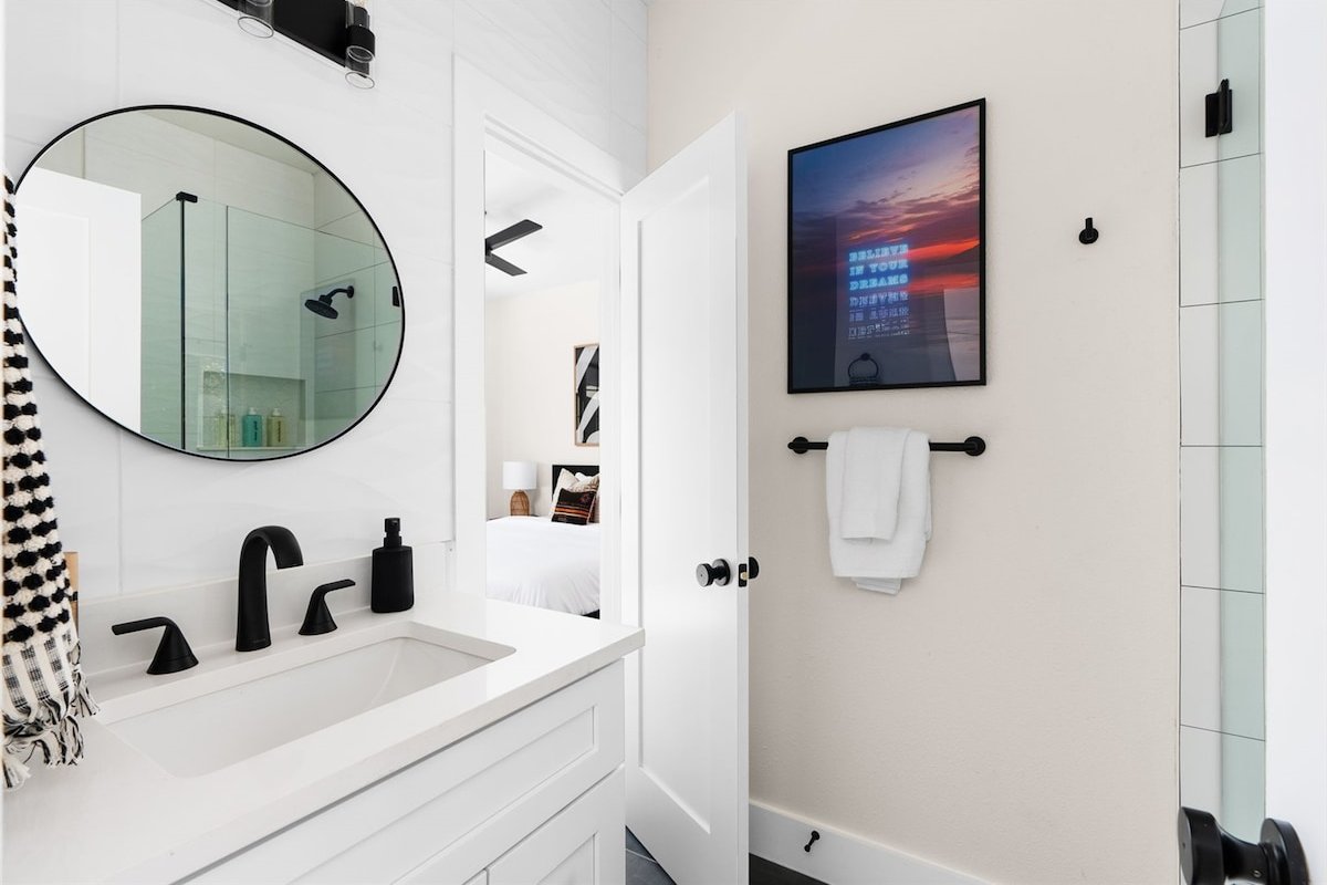 La Mariposa ~ Grand Oasis Big Luxury Home gallery image 3