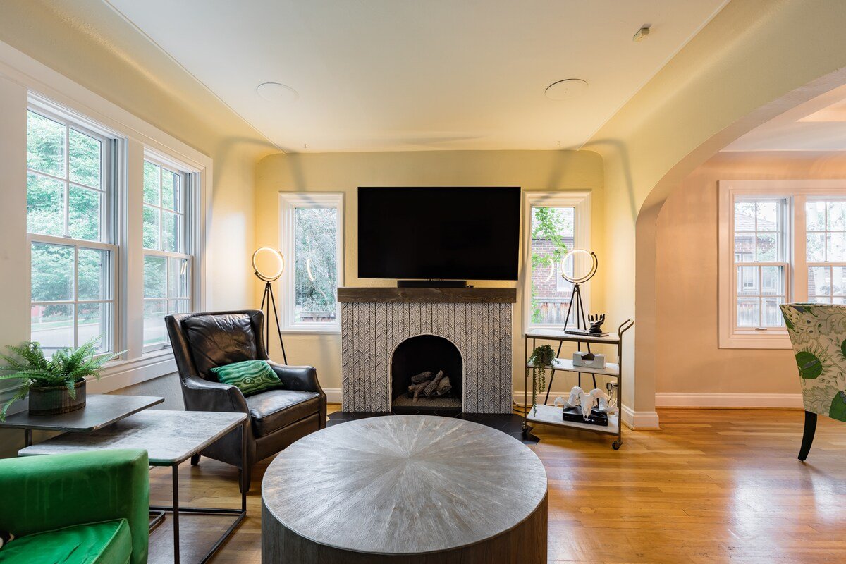 Re-Imagined Brick Bungalow In Charming Bonnie Brae gallery image 4