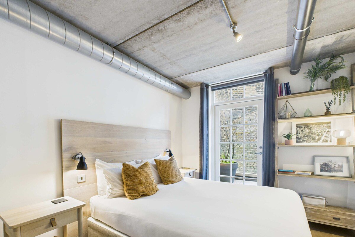 Edgy & Industrial Southwark Apartment gallery image 4