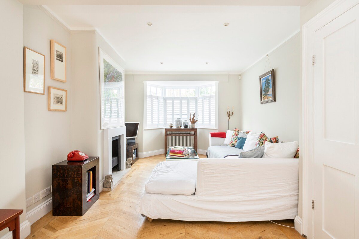 Whoops-a-Daisy 3 bedroom in Notting Hill gallery image 4