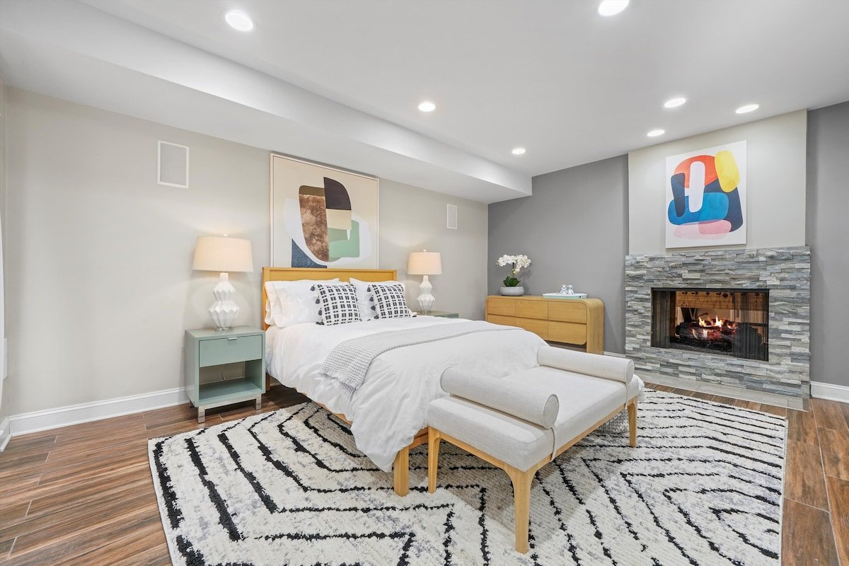 Spacious NEW modern single-family home downtown gallery image 4