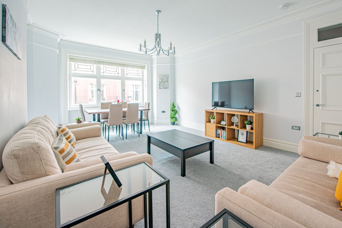 Luxury 4 Bed Flat with Pool Table and Office Space