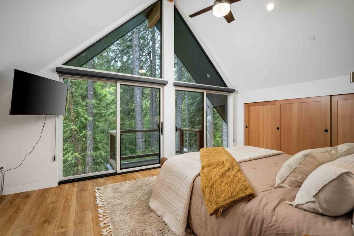 Luxury Mt. Hood Retreat w/ Swim Spa & Game Loft gallery image 3