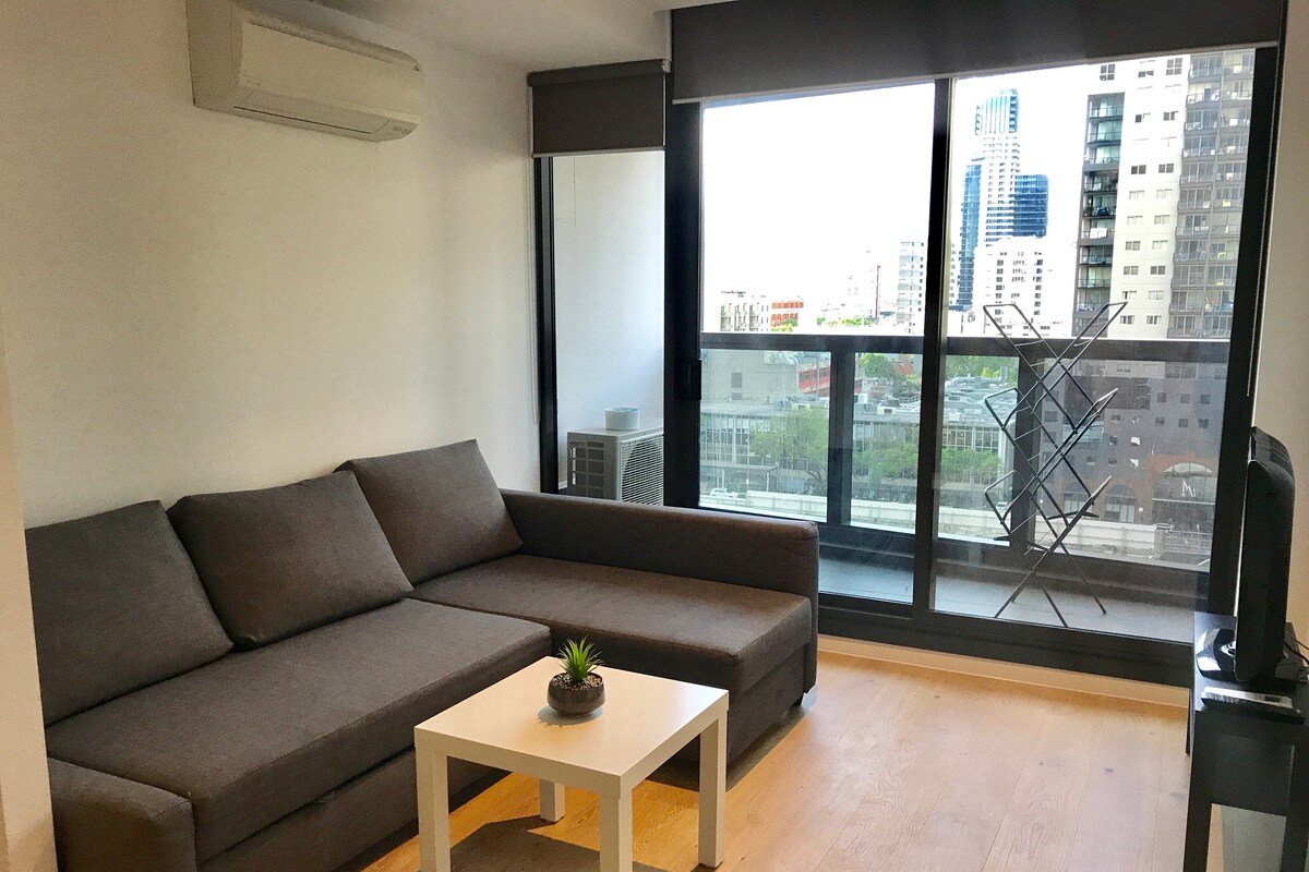 CBD Sunlight 2br apt 3 large bed sleep 6 +parking gallery image 4