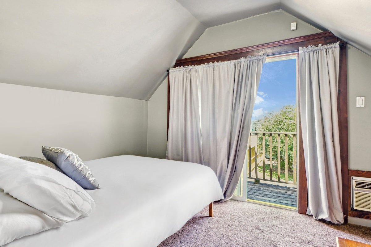 Home Steps to Frenchmen St with Big Yard gallery image 3