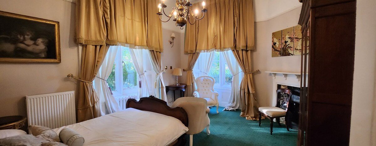 A mansion for your large group gallery image 3