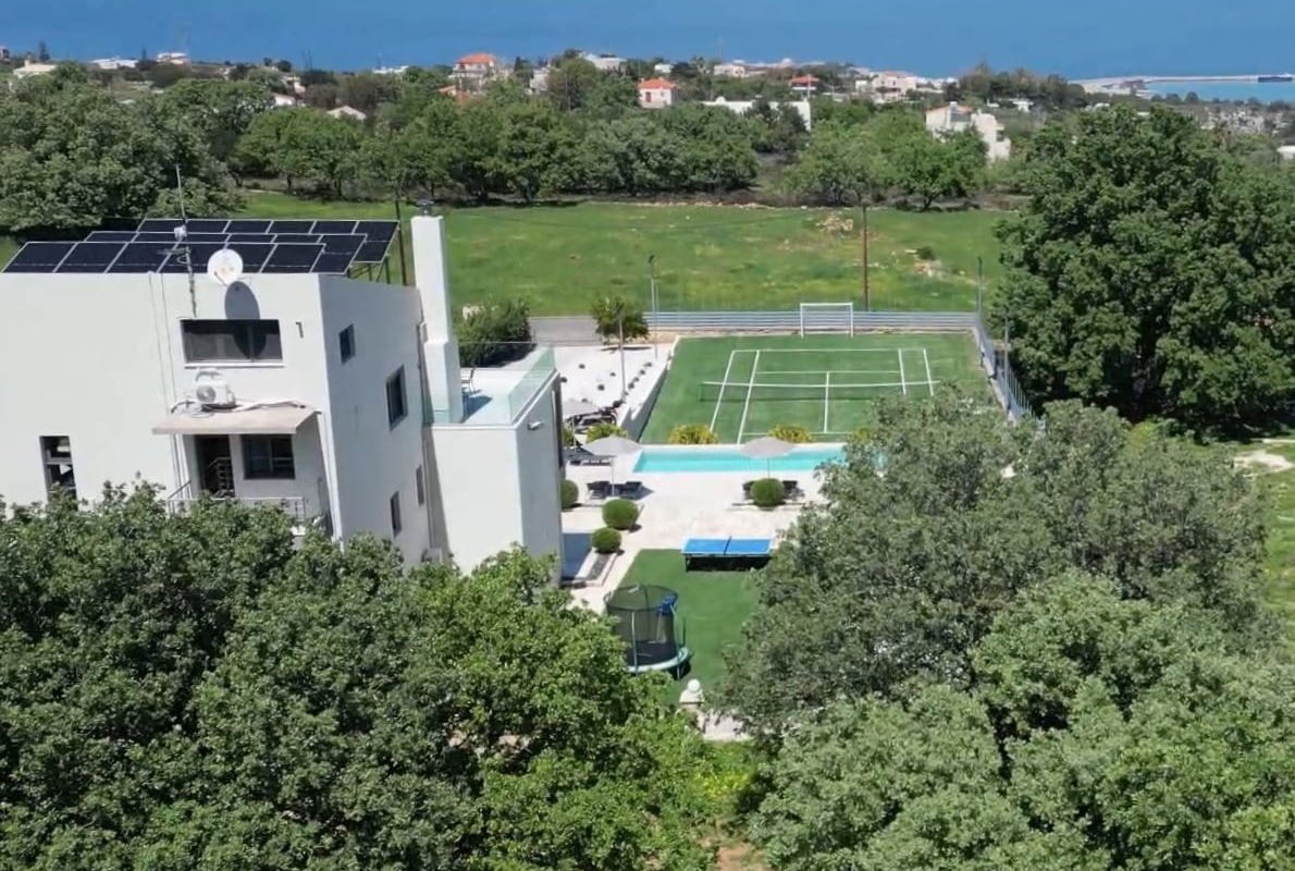 Villa with private pool and sport facilities ! gallery image 4