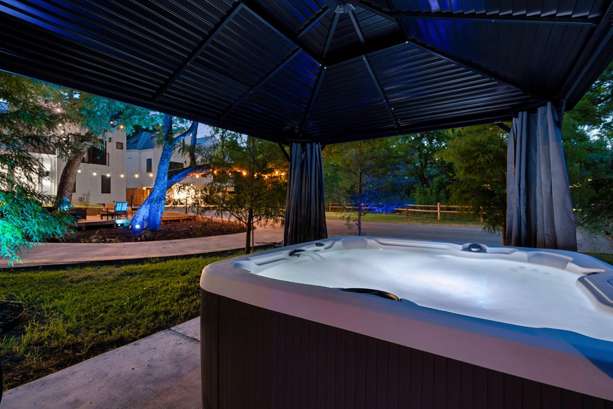 Huge 5+BR Gem w/ Hot Tub & Pool Table – Near Dtown