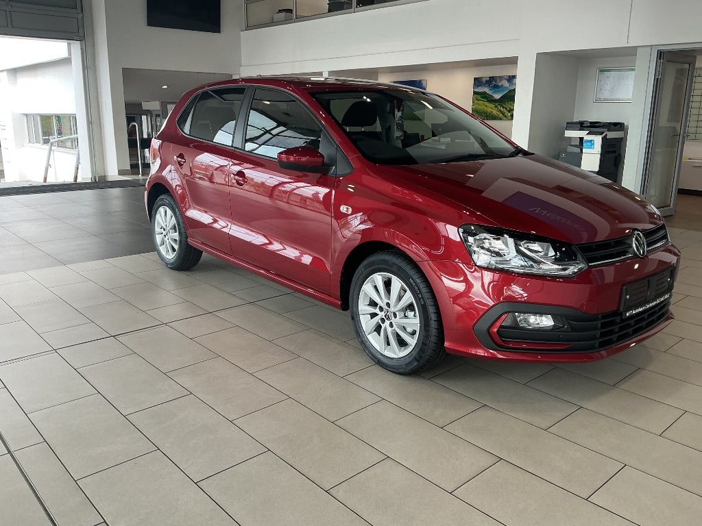 VOLKSWAGEN TRANSPORTER KOMBI 2.0TDi LIFE A T for Sale in South Africa