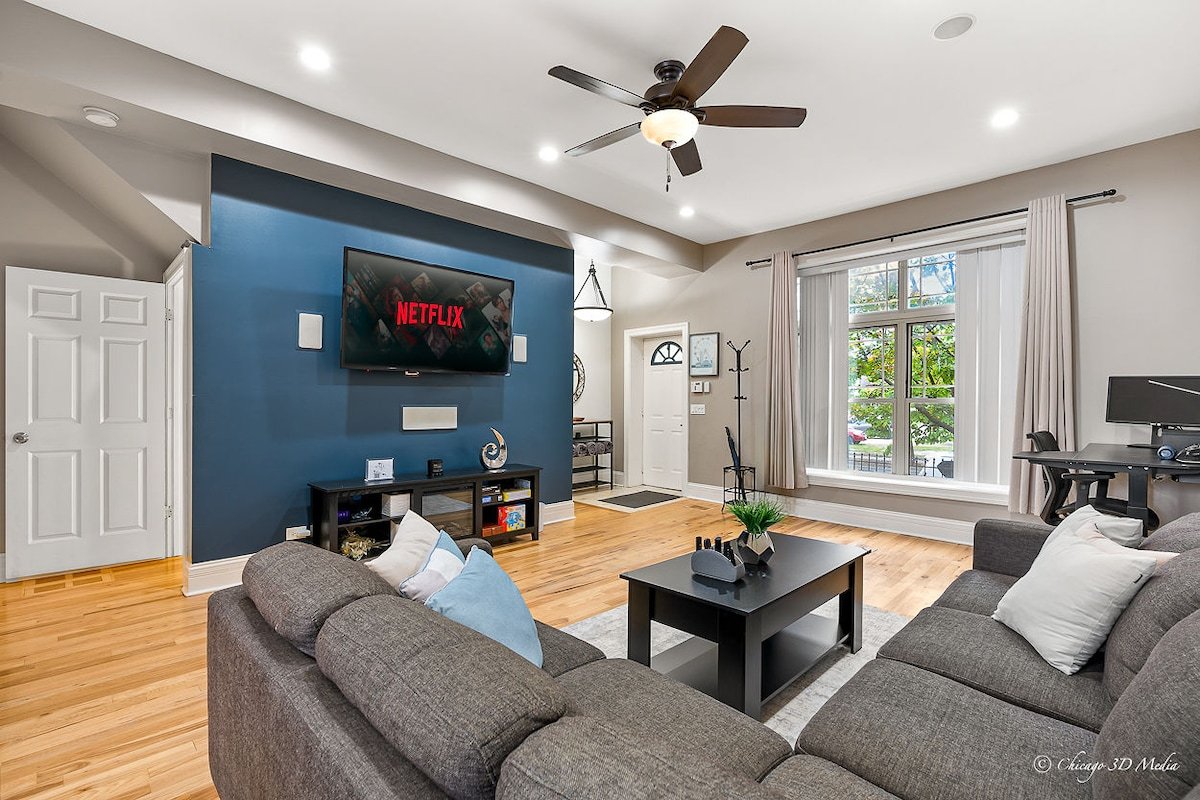 Spacious 5 BR / King Beds / Private Deck + Parking gallery image 2