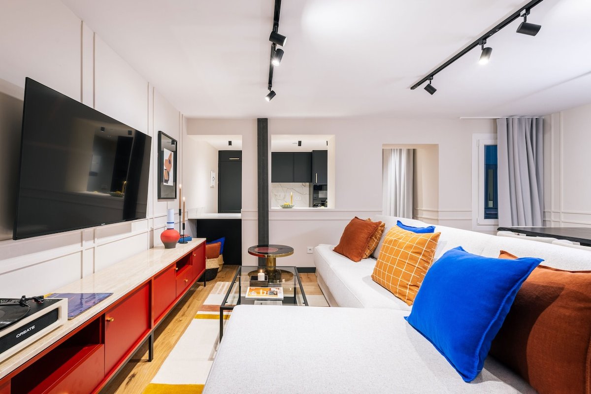 Stylish 4 BR Suites – 4 Baths + Balcones Gran Vía gallery image 4