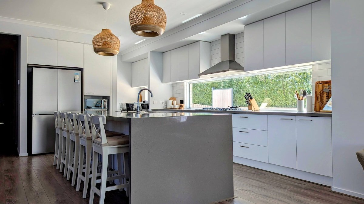 Modern comfort & luxury close to the beach gallery image 4