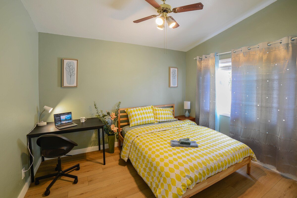 The Emerald Skylight: Elegant 4-Bedroom Getaway gallery image 3