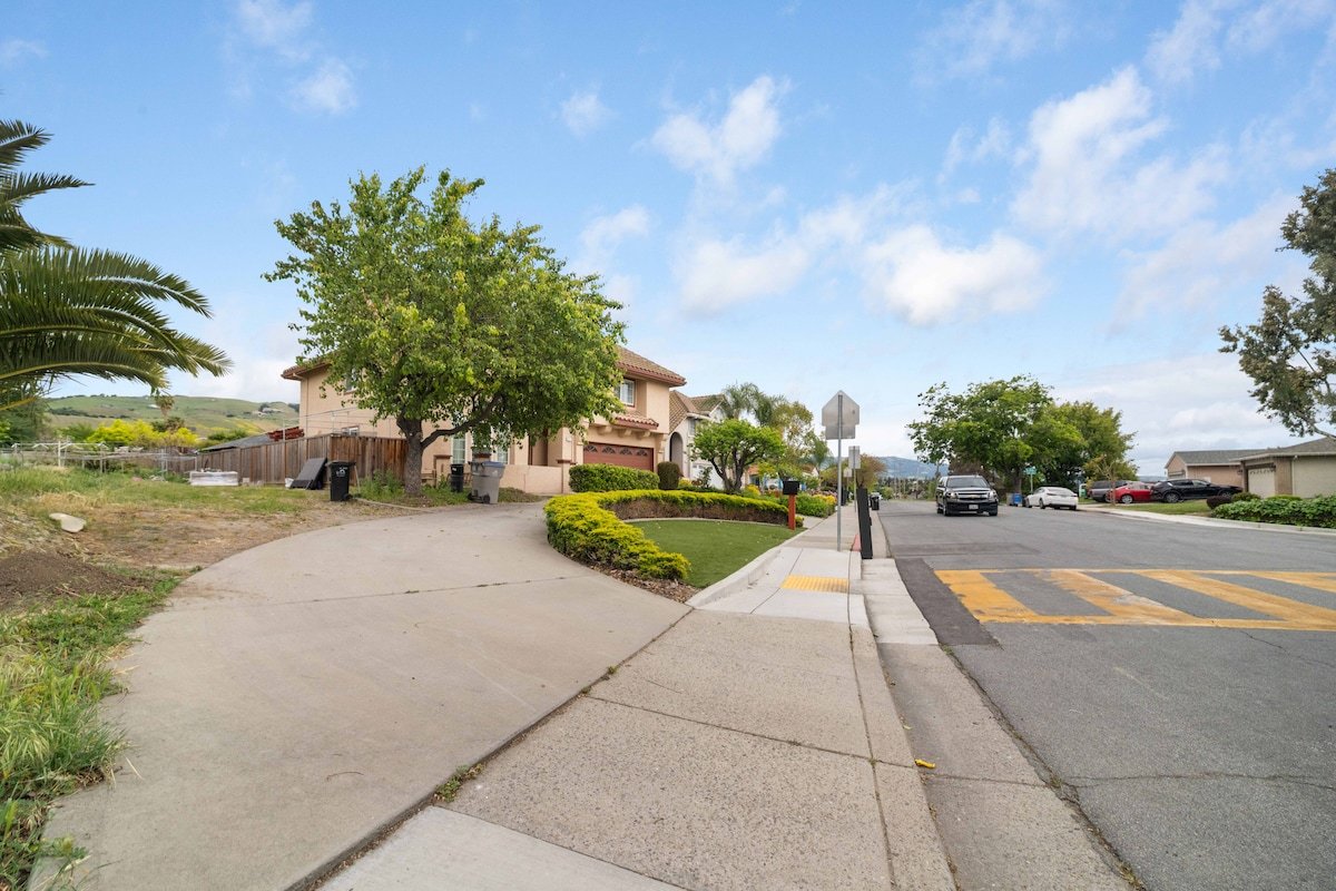 Large Modern Home in Evergreen gallery image 4