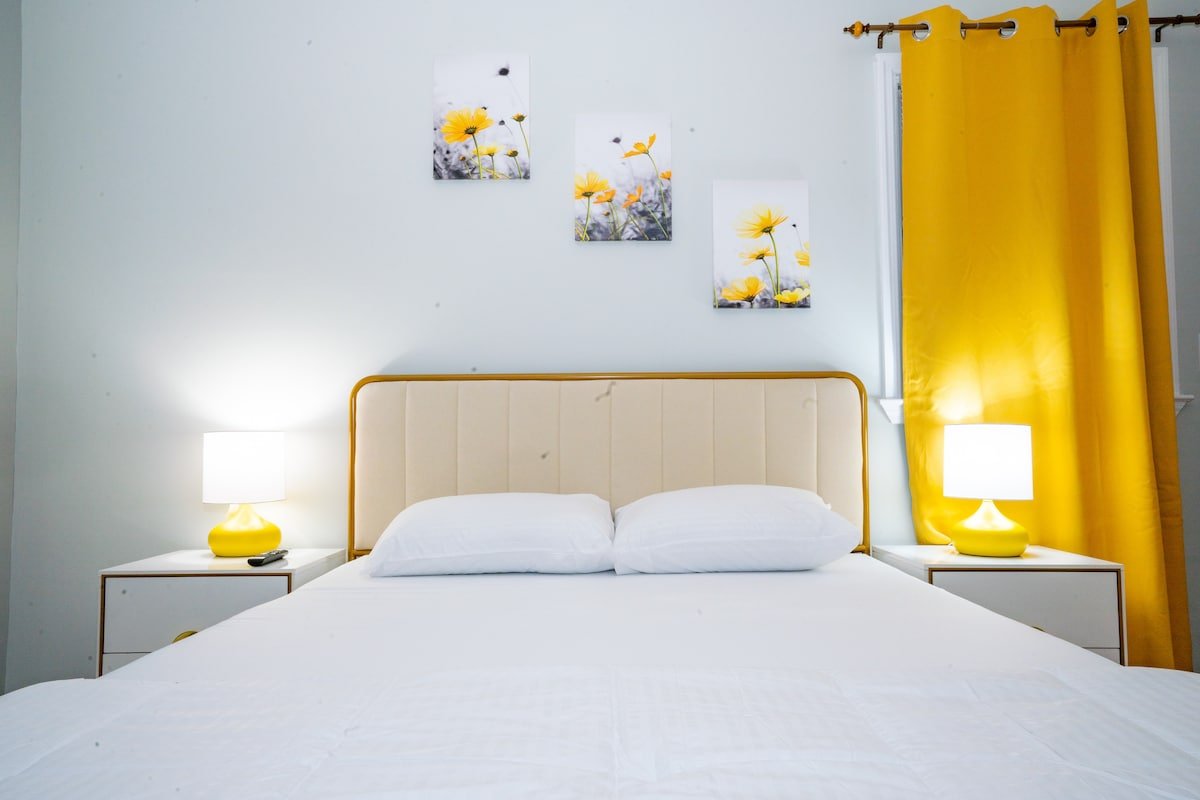 Modern 3 Bed 2 Bath Home With Parking | 2 min LGA gallery image 3