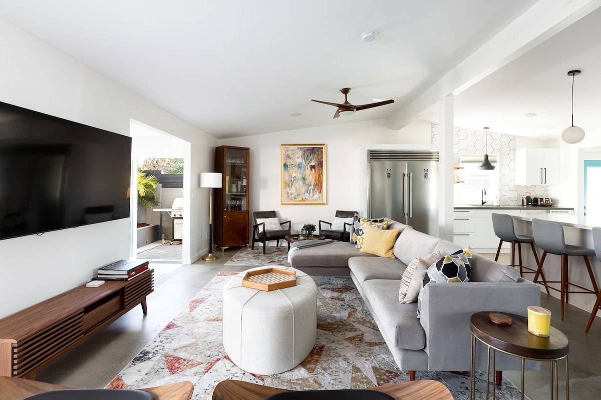 Midcentury Lux 4BR home w Pool/Spa/Cabana/Firepit gallery image 5