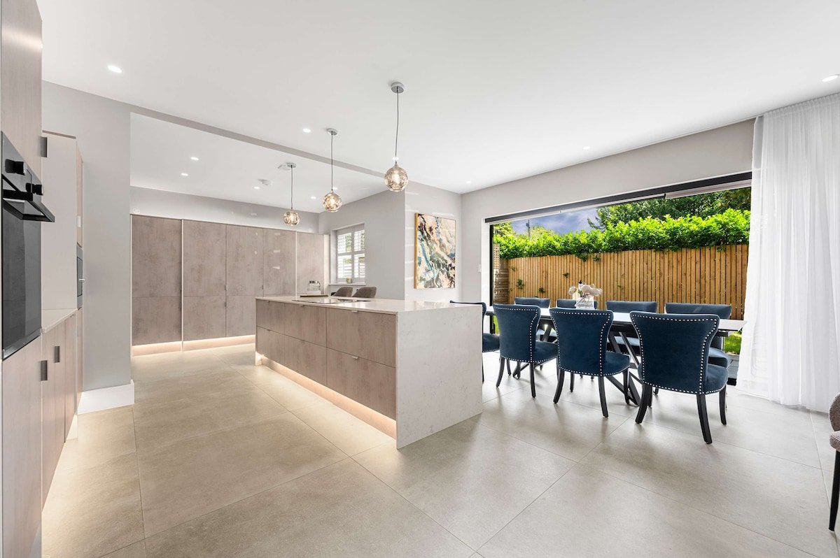 Luxury 5 Star Didsbury Home by City SuperHost gallery image 2