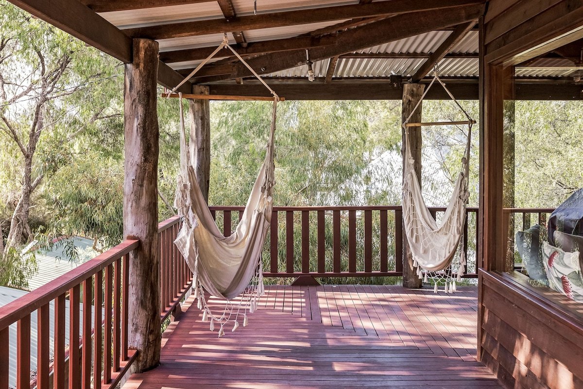 Eagle Bay Treehouse – 100m from beach gallery image 3