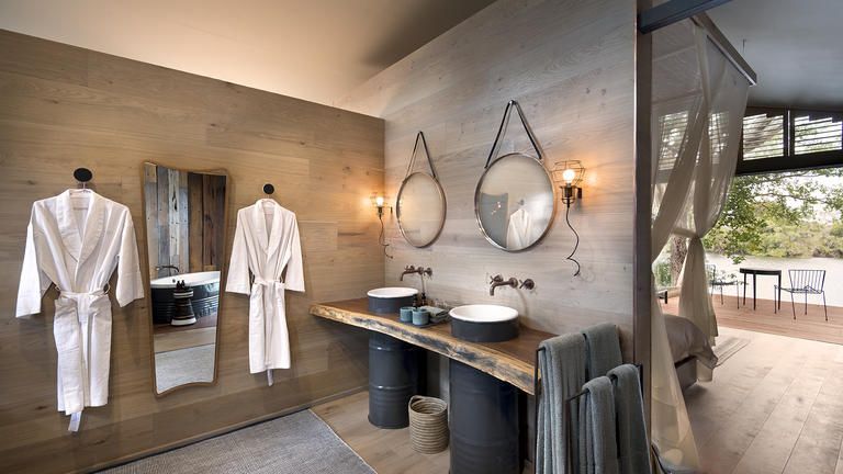 African Bush Camps Thorntree River Lodge Luxury Room